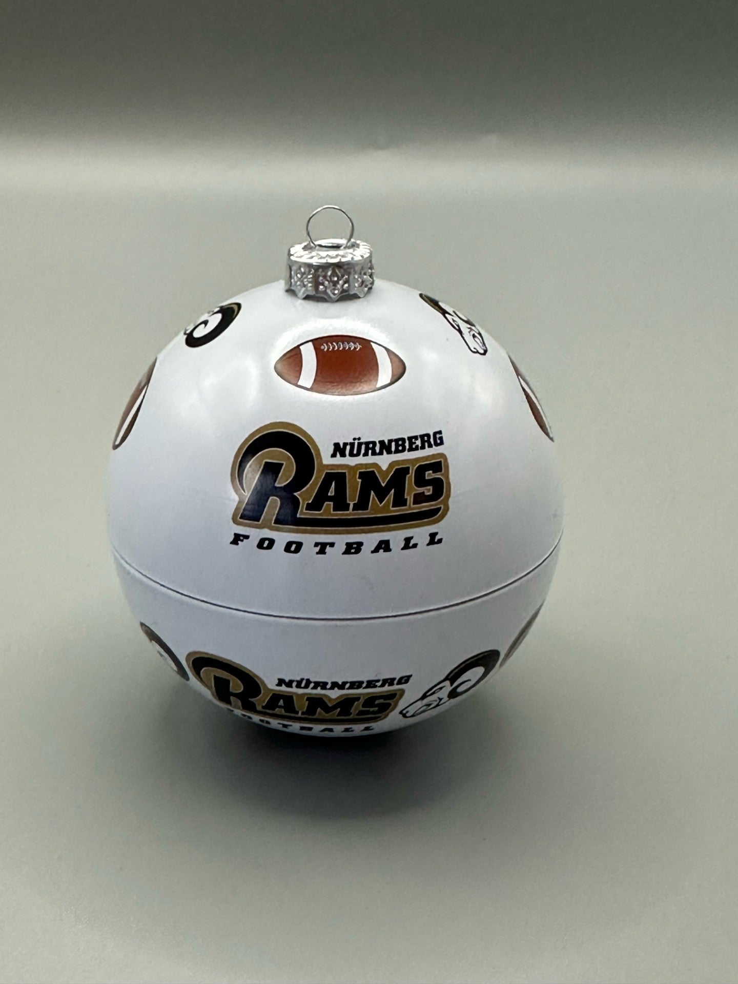 Weiße Rams Weinachtskugeln