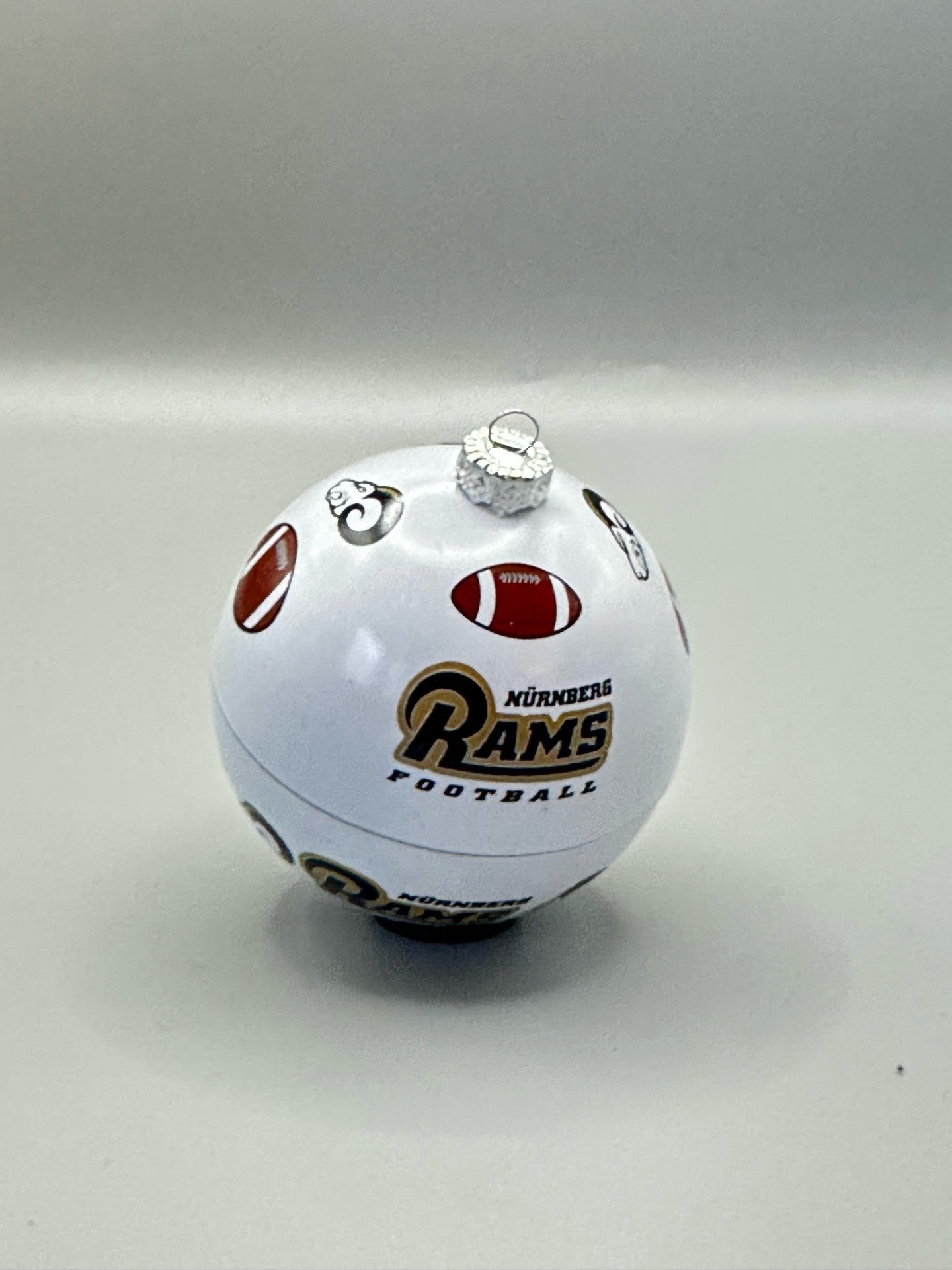 Weiße Rams Weinachtskugeln